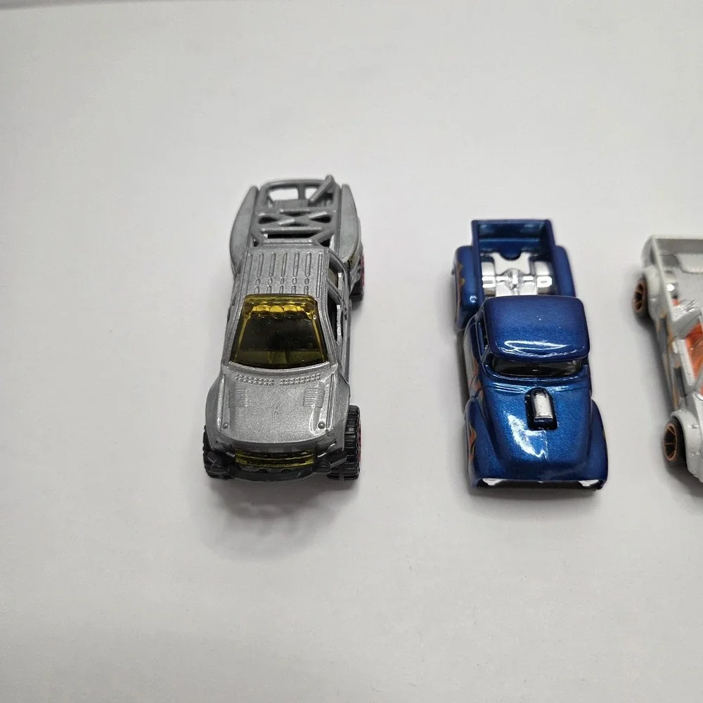 Car Lot 1:64 Scale Mixed Vehicles Truck & Cars Loose (4)